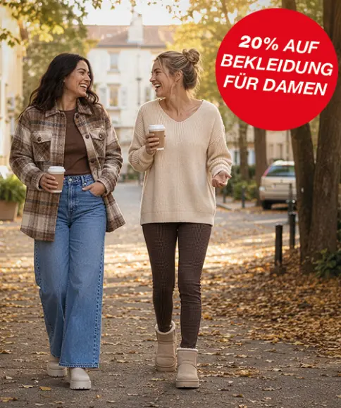 Damen Herbstoutfit und dekorative Kürbis-Kissen